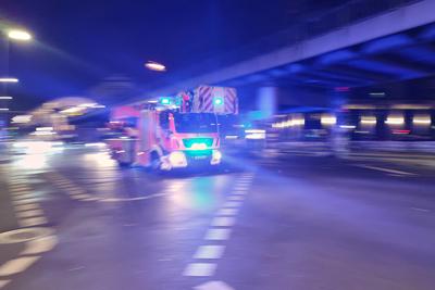 Berlin, Deutschland, 01.01.2025: Kreuzberg: Jahreswechsel 24/25: Einsatzkr?fte der Feuerwehr sind in der Silvesternacht-stock-foto