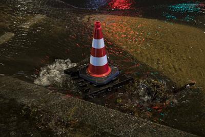 ?berschwemmung nach einem Wasserrohrbruch in Berlin, 31.12..2024-stock-foto