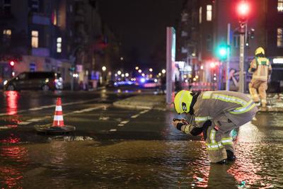 ?berschwemmung nach einem Wasserrohrbruch in Berlin, 31.12..2024-stock-foto