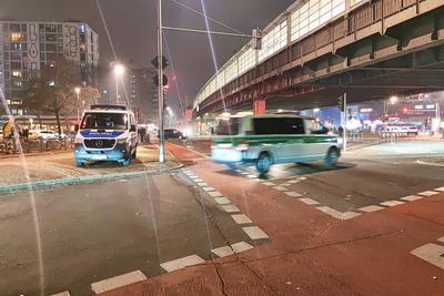 Berlin, Deutschland, 01.01.2025: Kreuzberg: Jahreswechsel 24/25: Einsatzkr?fte der Polizei sind in der Silvesternacht am-stock-foto