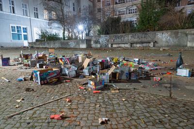 M?llberg einer Silversternacht.-stock-foto