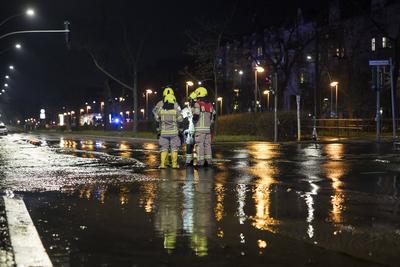 ?berschwemmung nach einem Wasserrohrbruch in Berlin, 31.12..2024-stock-foto
