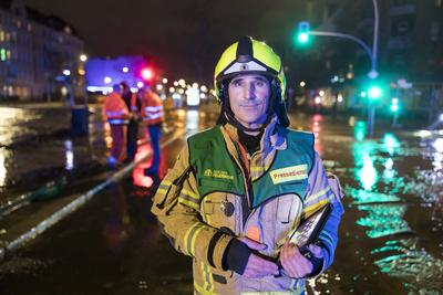 ?berschwemmung nach einem Wasserrohrbruch in Berlin, 31.12..2024-stock-foto
