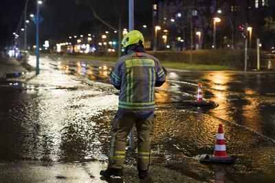 ?berschwemmung nach einem Wasserrohrbruch in Berlin, 31.12..2024-stock-foto