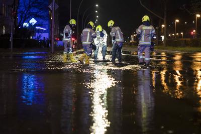 ?berschwemmung nach einem Wasserrohrbruch in Berlin, 31.12..2024-stock-foto