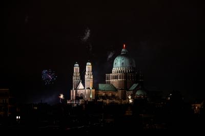 Illegal fireworks for the new year around the Basilica of the Sacred Heart in Koekelberg, Brussels, Belgium, 1 JAN 2025-stock-foto