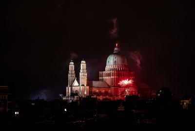 Illegal fireworks for the new year around the Basilica of the Sacred Heart in Koekelberg, Brussels, Belgium, 1 JAN 2025-stock-foto