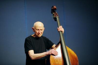 Der amerikanische Jazz-Bassist Barre Phillips beim Ruhr Jazz Festival 2019 in Bochum. The American jazz bassist Barre Ph-stock-foto