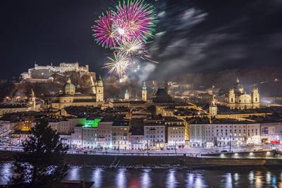 Silvester (New Year Year s Eve), public fireworks, fortress castle Hohensalzburg, old town, river Salzach, cathedral, fr-stock-foto