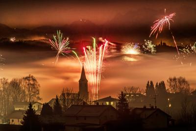 Silvester-Feuerwerk ?ber Glonn, n?chtlicher Blick bis zu den Alpen, Glonn in Oberbayern, 1. Januar 2025-stock-photo