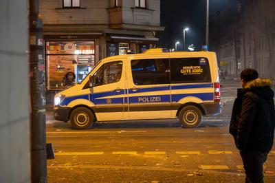 Leipzig - Dutzende Straftaten, verletzte Polizistin und Br?nde: Kr?ftezehrende Nacht f?r Einsatzkr?fte an Silvester-stock-foto
