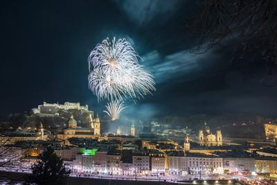 Silvester (New Year Year s Eve), public fireworks, fortress castle Hohensalzburg, old town, river Salzach, cathedral, fr-stock-foto