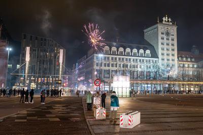 Leipzig - Dutzende Straftaten, verletzte Polizistin und Br?nde: Kr?ftezehrende Nacht f?r Einsatzkr?fte an Silvester-stock-foto