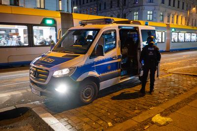 Leipzig - Dutzende Straftaten, verletzte Polizistin und Br?nde: Kr?ftezehrende Nacht f?r Einsatzkr?fte an Silvester-stock-foto