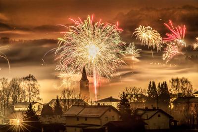 Silvester-Feuerwerk ?ber Glonn, n?chtlicher Blick bis zu den Alpen, Glonn in Oberbayern, 1. Januar 2025-stock-photo