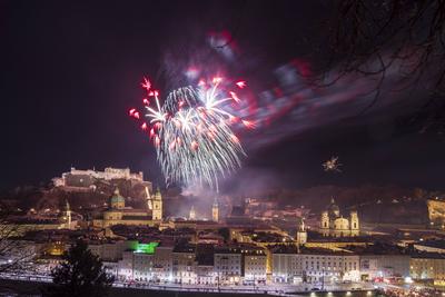 Silvester (New Year Year s Eve), public fireworks, fortress castle Hohensalzburg, old town, river Salzach, cathedral, fr-stock-foto