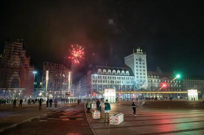 Leipzig - Dutzende Straftaten, verletzte Polizistin und Br?nde: Kr?ftezehrende Nacht f?r Einsatzkr?fte an Silvester-stock-foto