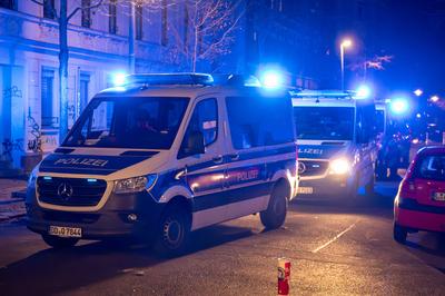 Leipzig - Dutzende Straftaten, verletzte Polizistin und Br?nde: Kr?ftezehrende Nacht f?r Einsatzkr?fte an Silvester-stock-foto