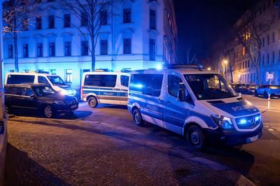 Leipzig - Dutzende Straftaten, verletzte Polizistin und Br?nde: Kr?ftezehrende Nacht f?r Einsatzkr?fte an Silvester-stock-foto