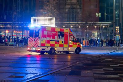 Leipzig - Dutzende Straftaten, verletzte Polizistin und Br?nde: Kr?ftezehrende Nacht f?r Einsatzkr?fte an Silvester-stock-foto