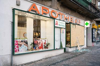 01.01.2025,Neujahr,Berlin,Impressionen vom ersten Tag des Jahres 2025.Fensterscheiben einer Apotheke ist durch Feuerwerk-stock-foto