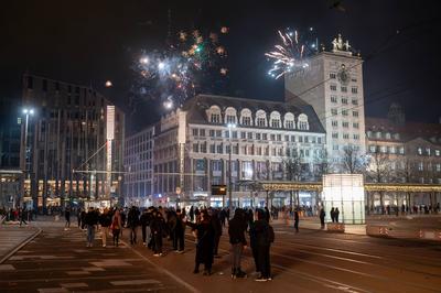 Leipzig - Dutzende Straftaten, verletzte Polizistin und Br?nde: Kr?ftezehrende Nacht f?r Einsatzkr?fte an Silvester-stock-foto