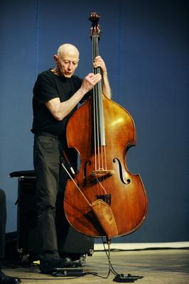 Der amerikanische Jazz-Bassist Barre Phillips beim Ruhr Jazz Festival 2019 in Bochum. The American jazz bassist Barre Ph-stock-foto