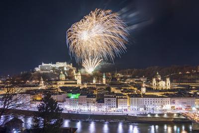 Silvester (New Year Year s Eve), public fireworks, fortress castle Hohensalzburg, old town, river Salzach, cathedral, fr-stock-foto