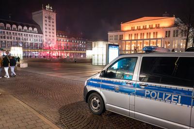 Leipzig - Dutzende Straftaten, verletzte Polizistin und Br?nde: Kr?ftezehrende Nacht f?r Einsatzkr?fte an Silvester-stock-foto