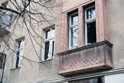 01.01.2025,Neujahr,Berlin,Impressionen vom ersten Tag des Jahres 2025.Zahlreiche Fensterscheiben von Wohnh?usern sind du-stock-photo