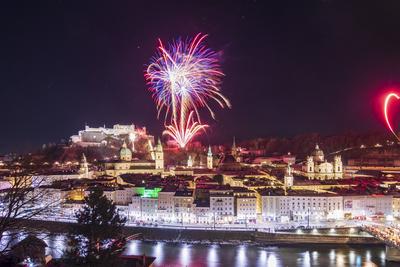 Silvester (New Year Year s Eve), public fireworks, fortress castle Hohensalzburg, old town, river Salzach, cathedral, fr-stock-foto