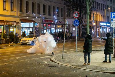 Leipzig - Dutzende Straftaten, verletzte Polizistin und Br?nde: Kr?ftezehrende Nacht f?r Einsatzkr?fte an Silvester-stock-foto