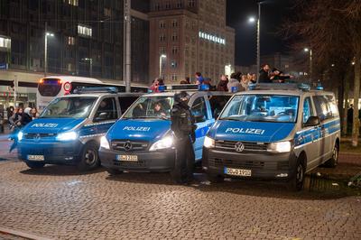 Leipzig - Dutzende Straftaten, verletzte Polizistin und Br?nde: Kr?ftezehrende Nacht f?r Einsatzkr?fte an Silvester-stock-foto