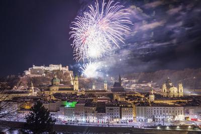 Silvester (New Year Year s Eve), public fireworks, fortress castle Hohensalzburg, old town, river Salzach, cathedral, fr-stock-foto