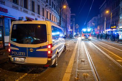 Leipzig - Dutzende Straftaten, verletzte Polizistin und Br?nde: Kr?ftezehrende Nacht f?r Einsatzkr?fte an Silvester-stock-foto