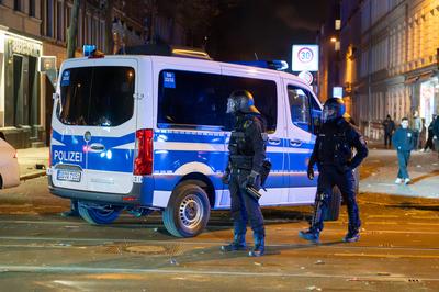 Leipzig - Dutzende Straftaten, verletzte Polizistin und Br?nde: Kr?ftezehrende Nacht f?r Einsatzkr?fte an Silvester-stock-foto