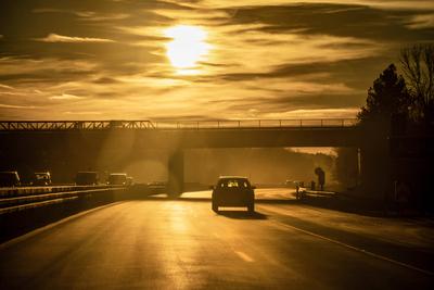 Die tiefstehende Wintersonne blendet Autofahrer auf der A94 Passau in Richtung M?nchen, Forstinning, 1. Januar 2025-stock-photo