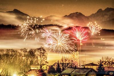 Silvester-Feuerwerk ?ber Glonn, n?chtlicher Blick bis zu den Alpen, Glonn in Oberbayern, 1. Januar 2025-stock-photo