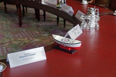 Namensschilder der Bremer Finanzsenatorin Karoline Linnert und des am 15 Juli 2015 neugew?hlten Bre-stock-foto