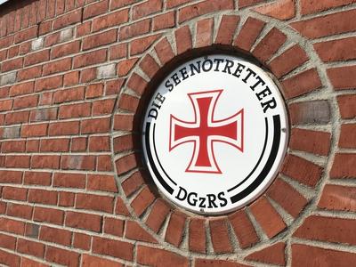 Logo der Deutschen Gesellschaft zur Rettung Schiffbr?chiger in Kiel Laboe 13.04.2019 *** Logo of the German Shipwreck R-stock-foto