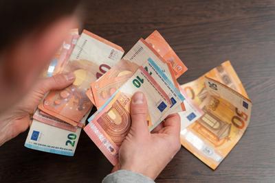 Hamburg, Germany - December 2, 2023: Man counts a large amount of cash euro bills *** Mann z?hlt eine gro?e Menge Bargel-stock-foto
