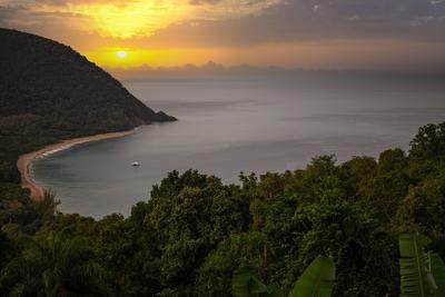 Guadeloupe, Karibikinsel. Blick auf den Sandstrand, das Meer vom Strand Grande Anse, deshaies Guadeloupe, eine Karibikin-stock-foto