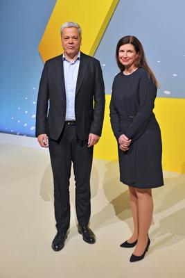 Bilanzpressekonferenz Commerzbank AG. Manfred Knof ( Vorstandsvorsitzender Commerzbank AG ) und Dr. Bettina Orlopp ( Vor-stock-foto