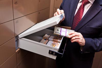 Ein Schlie?fach in einem Banktresor. Aufbewahrung von Geld und Dokumenten. Schliessfach, McPBBO *** A safe deposit box i-stock-foto