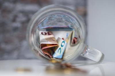 Feature Geld Geld in Form von M?nzen und 10 / zehn Euro, 20 Euro Scheinen liegt auf einer Ablagefl?che. Foto: Wedel/Kir-stock-photo