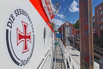 Blick vom ausrangierten Rettungskreuzer Vormann Leiss auf den Betriebshof der Deutschen Gesellschaft zur Rettung Schiff-stock-foto