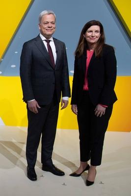 von links: Dr. Manfred KNOF, Vorstandsvorsitzender CEO der Commerzbank AG, Dr. Bettina ORLOPP, Vorstandsmitglied, Finanz-stock-foto