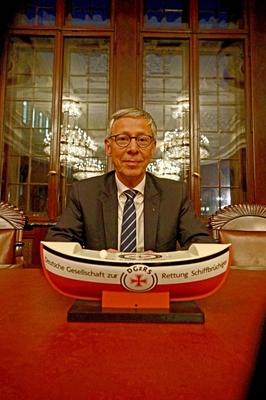 Carsten Sieling (SPD), seit 15. Juli 2015 B?rgermeister von Bremen, im November 2017 mit einem Spendenschiffchen der DG-stock-foto