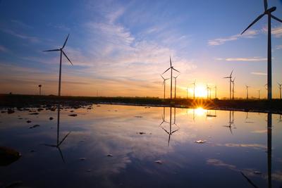 Blick am Freitag (18.12.2020) auf den Windpark Grapzow nahe der Stadt Altentreptow (Landkreis Mecklenburgische Seenplatt-stock-foto