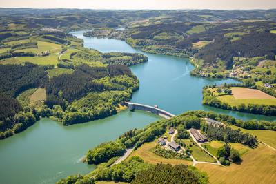 IMAGO Nature: Unsere Erde, Energiequellen, Wasserkraft  Luftbild, Listertalsperre,Staumauer, Attendorn, Sauerland, Nordr-stock-foto